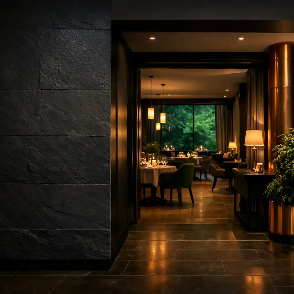 Nocne przejście we wnętrzu Restaurqavo z widokiem na stoły i ciepłe światło